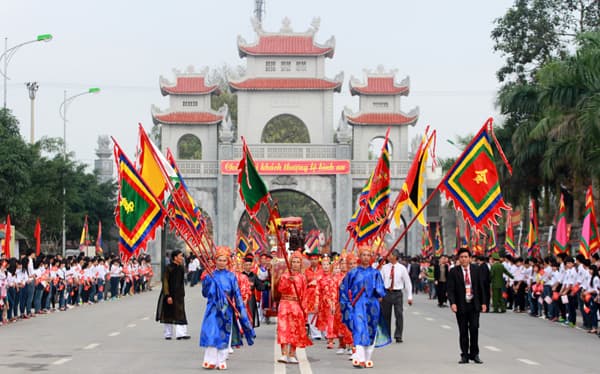 Suy nghĩ về sân khấu hóa trong Lễ hội hôm nay