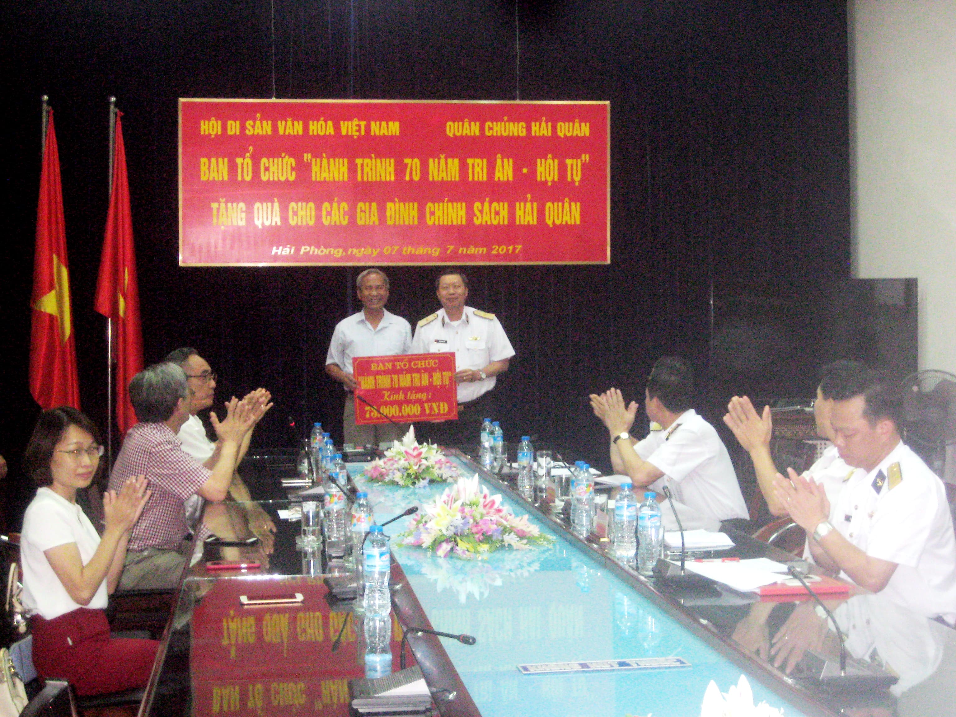 Ban Tổ chức Chương trình “Hành trình 70 năm Tri ân - Hội tụ” tặng quà cho các gia đình chính sách Hải quân 