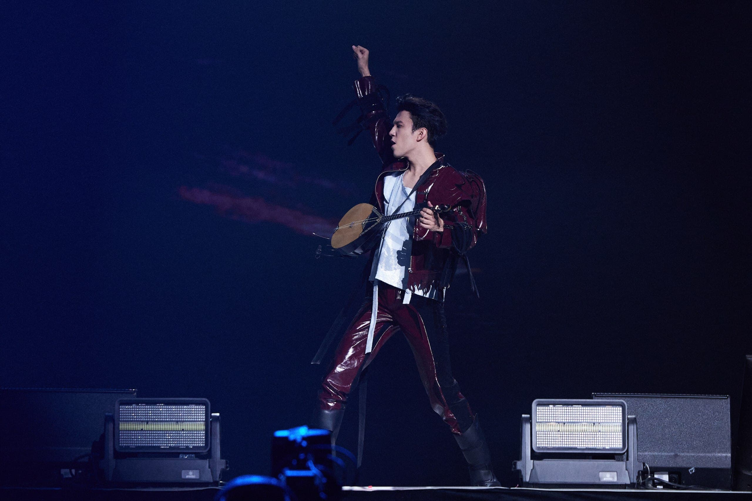 Dimash Kudaibergen: Tại sao cả thế giới “phát cuồng” trước một giọng hát?