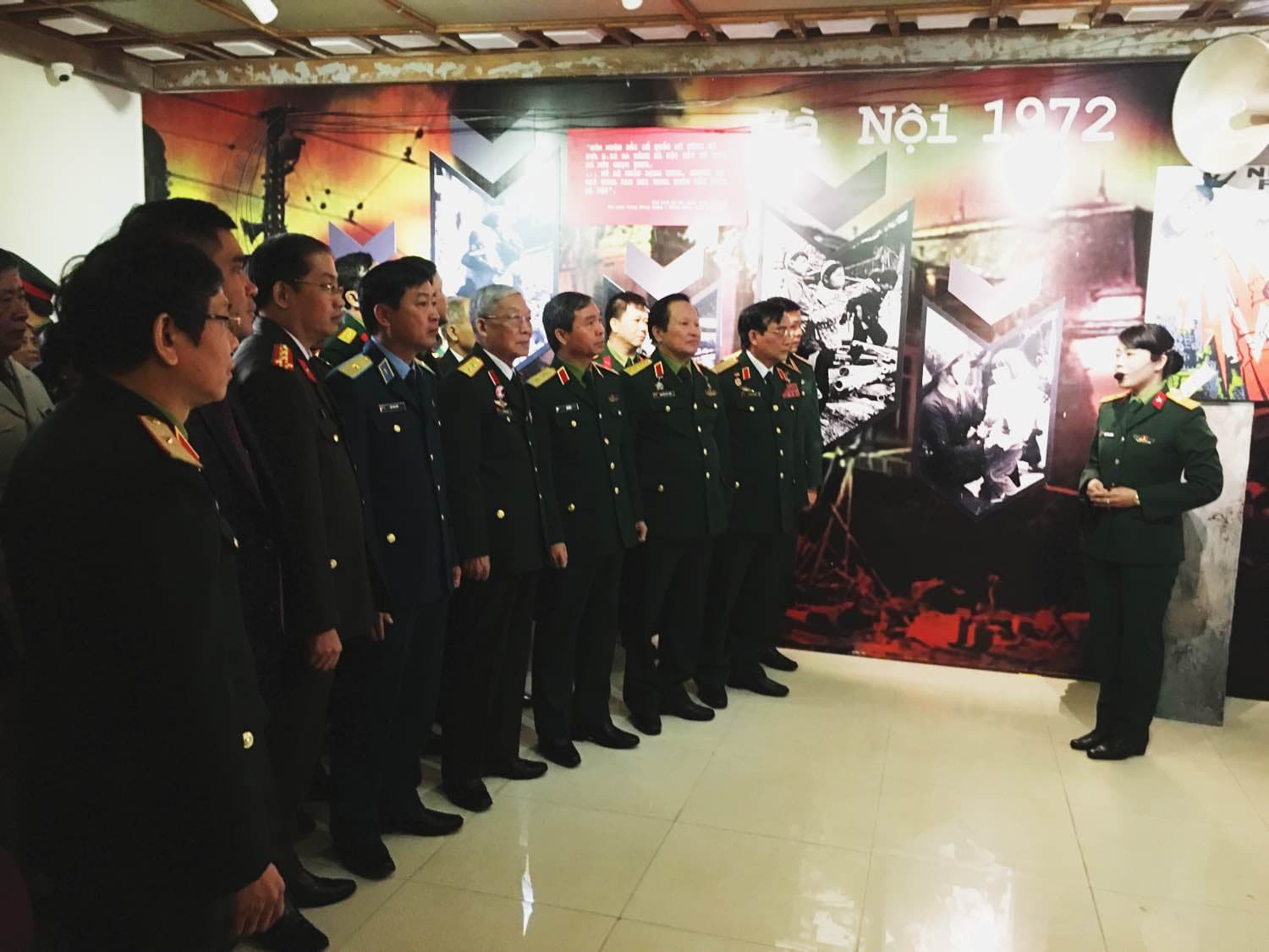 Triển lãm “Bản hùng ca Điện Biên Phủ trên không”