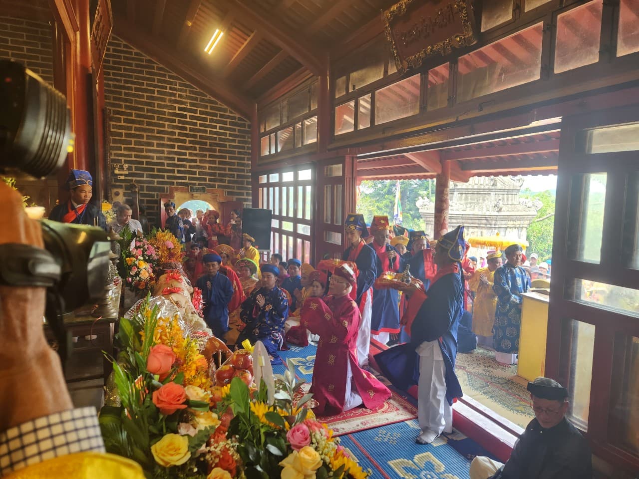 Thừa Thiên Huế: Lễ hội Điện Huệ Nam: Thuyền rồng ngược dòng sông Hương cung nghinh Thánh Mẫu lên thượng nguồn