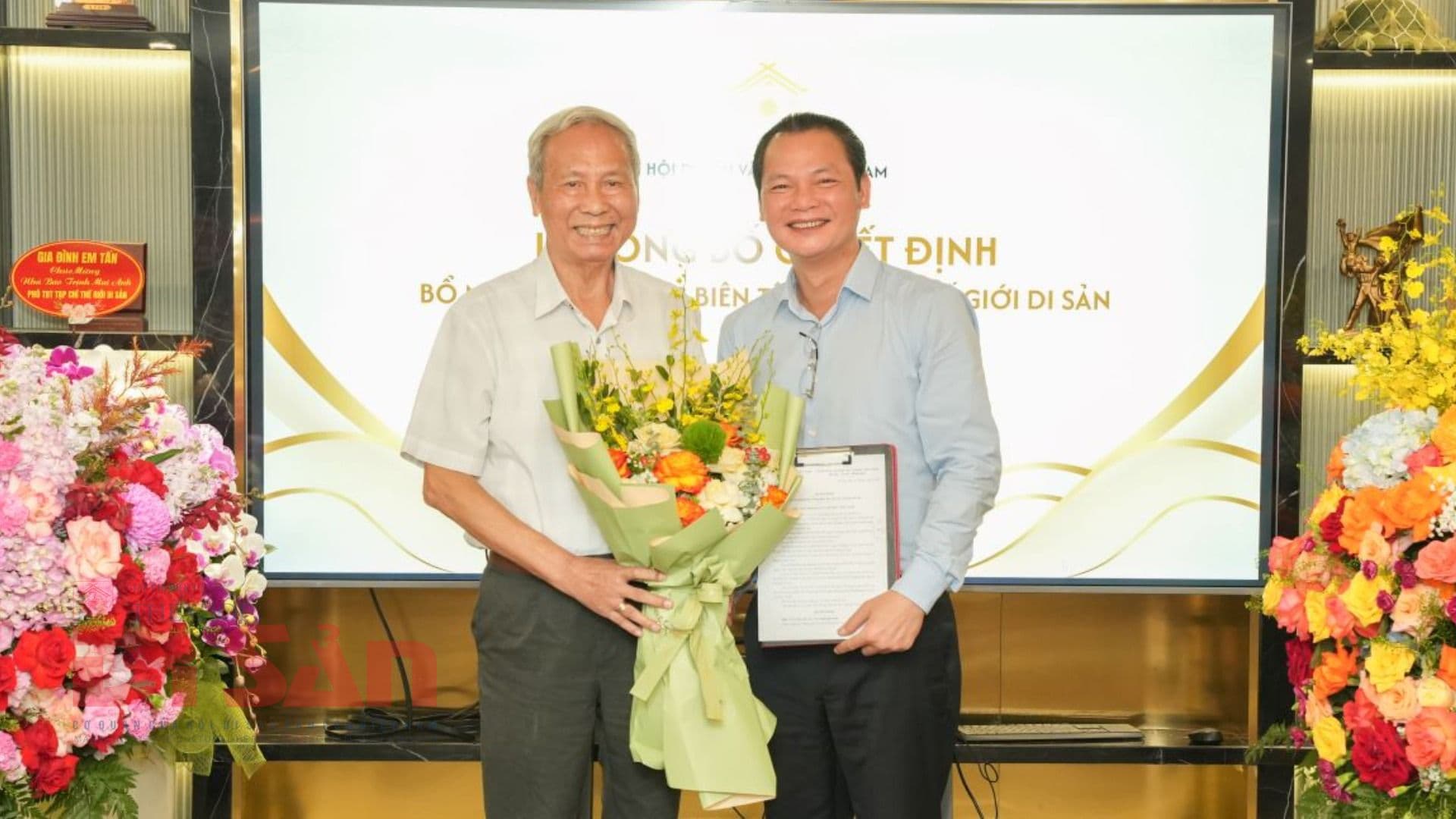 PGS.TS Đỗ Văn Trụ - Chủ tịch Hội Di sản Văn hóa Việt Nam trao quyết định và tặng hoa ThS, Nhà báo Trịnh Mai Anh._16x9